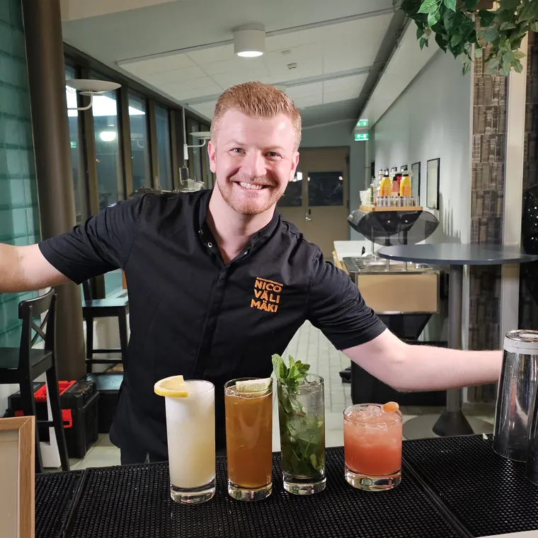 Värikkäitä drinkkejä tapahtumaosastolla
