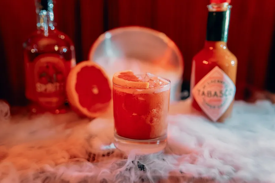 Punainen cocktail savuavan lasin kanssa