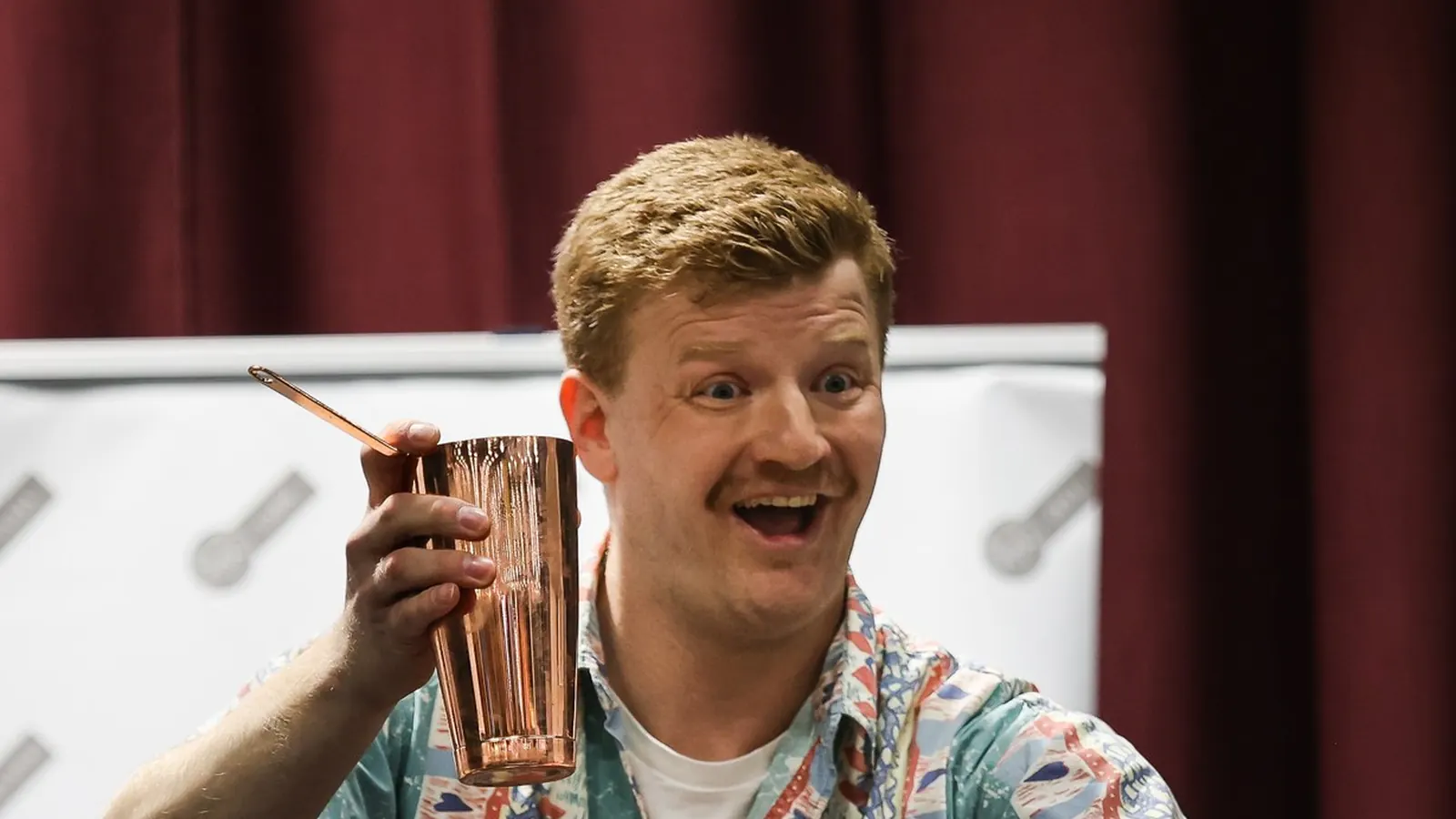 Nico kilpailulavalla drinkkien kanssa