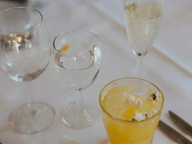 Katettu pöytä ja cocktail